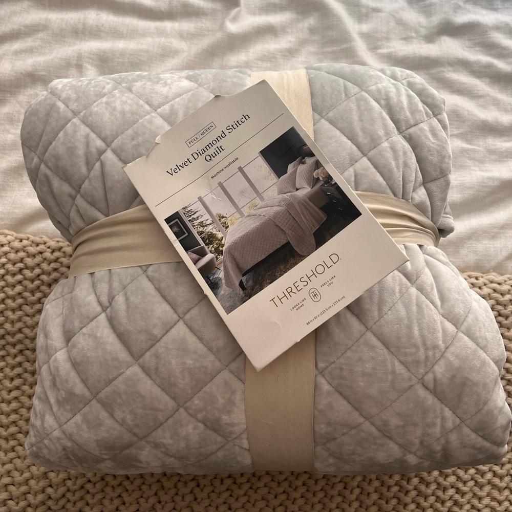Threshold Velvet Diamond Stitch Quilt - Queen gray